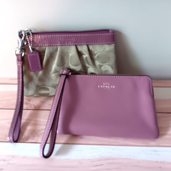 💥NWOT💥 COACH C SIGNATURE Tan Jacquard and Mauve Pebbled Leather Wristlets - Picture 2 of 8